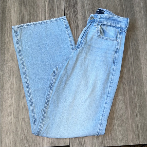 Hollister Ultra High-Rise Baggy Jeans
Size W25R Color Light Wash Denim - Picture 11 of 11